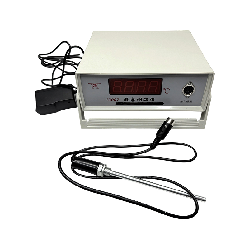 Digitales Temperaturmessgerät / Physik / Laborgeräte